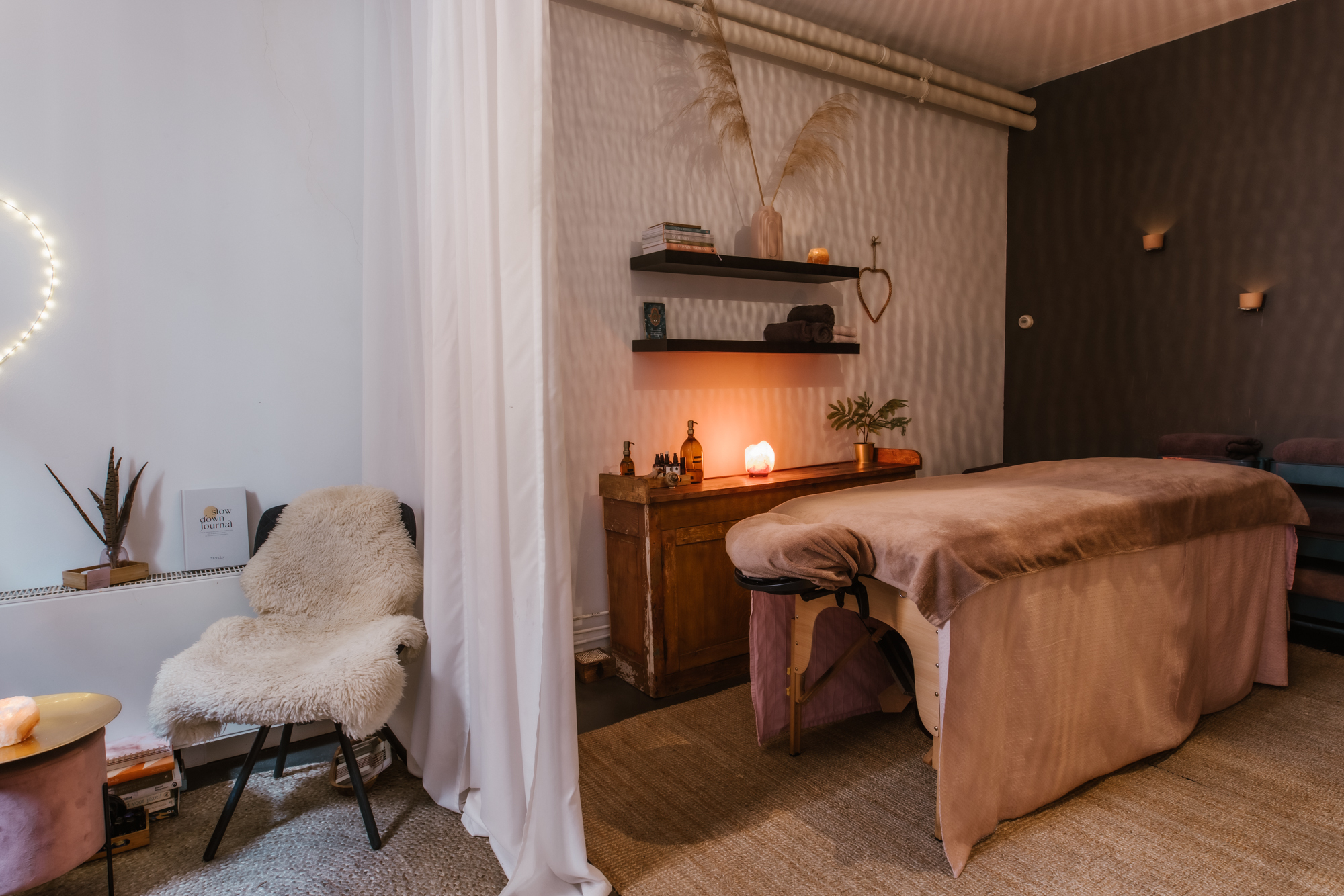 Overzicht massagetafel en wachtruimte