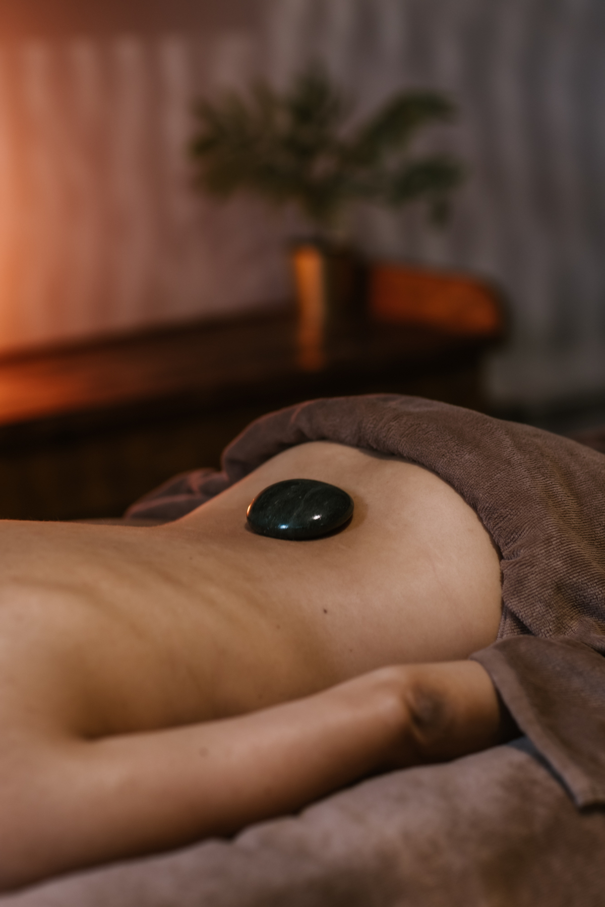 Hotstones ondersteunen het warmte-effect van de massage
